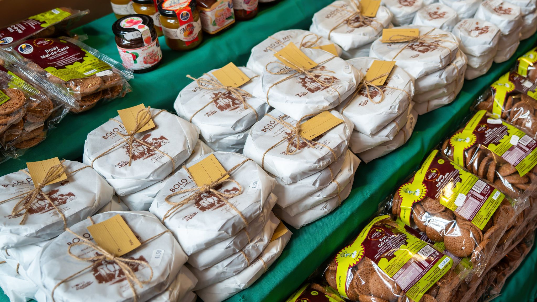 Bolo de Mel ist würziger, dunkler Honigkuchen aus Madeira. Er wird traditionell zu Weihnachten serviert und ist monatelang haltbar.